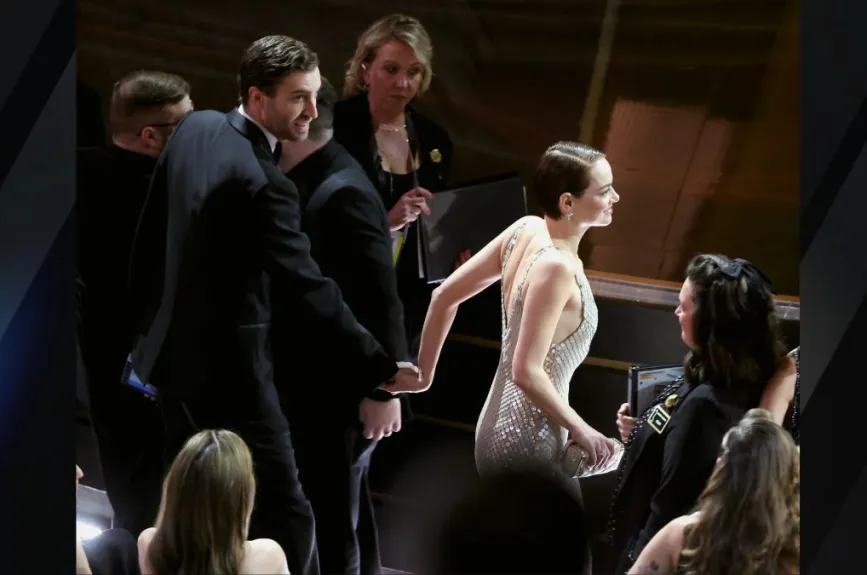 A Emma Stone se le pudo ver sumamente enamorada en la ceremonia de los Premios Oscars 2025. | Foto: Kevin Winter/Getty Images