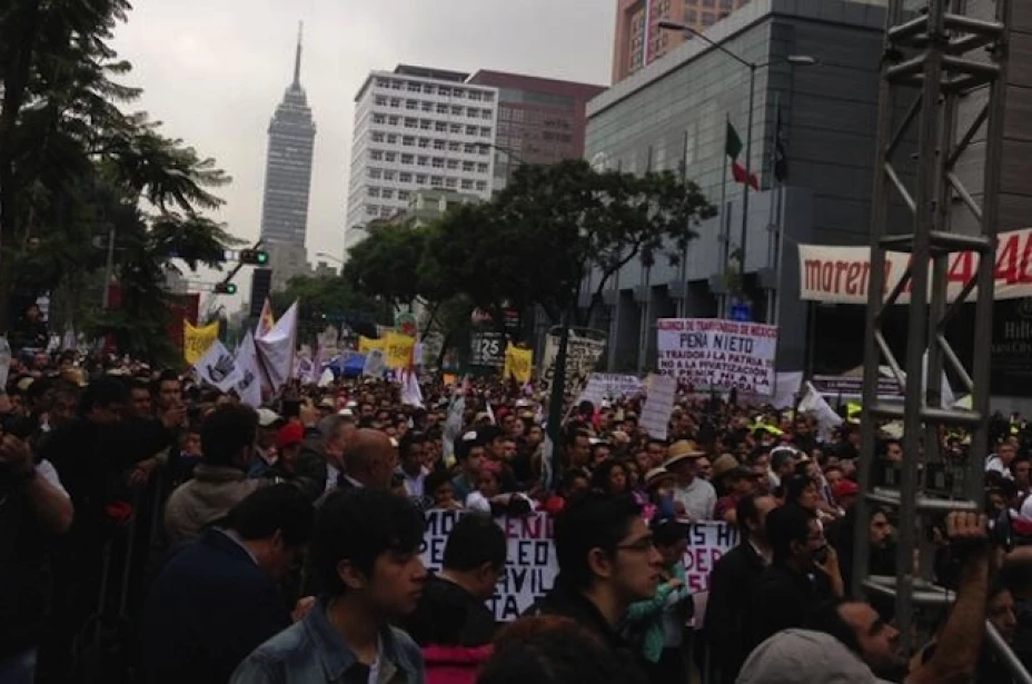 El primer cuadro de la ciudad es testigo este domingo de las manifestaciones de la CNTE y de Morena