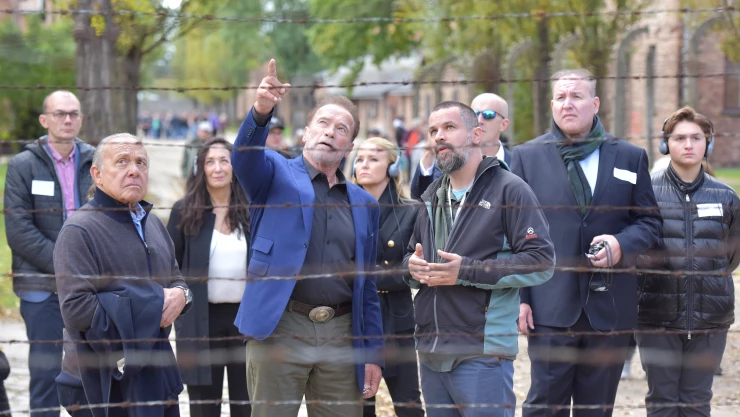 Schwarzenegger Auschwitz odio discriminación
