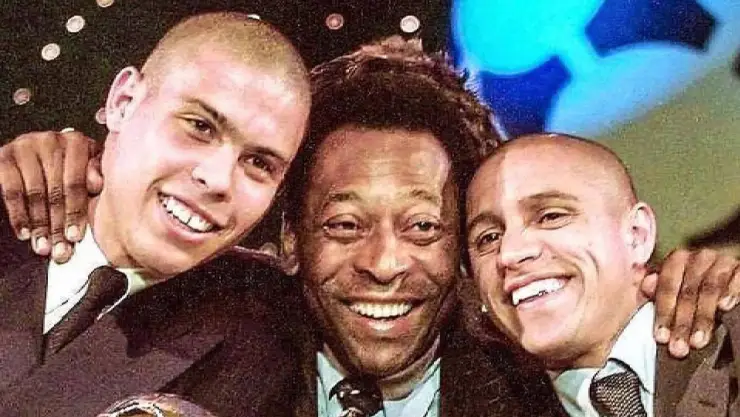 Pelé, Roberto Carlos y Ronaldo recibiendo un premio