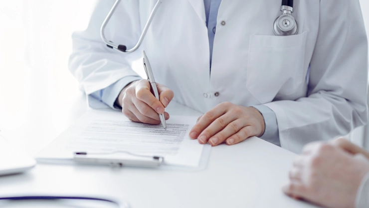 Un profesional de la salud escribe sobre un informe