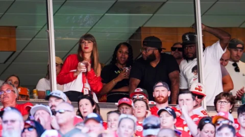 Taylor Swift y Travis Kelce juntos en partido de Kansas City Chiefs