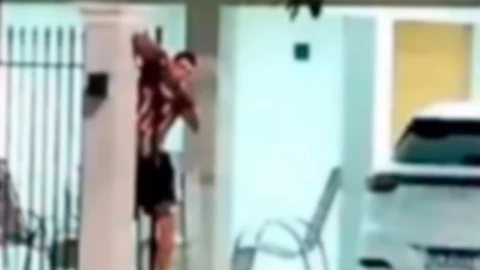 Fuerte VIDEO | Hombre intenta ingresar a una casa a robar y su brazo queda enterrado en un barandal; sufrió una convulsión