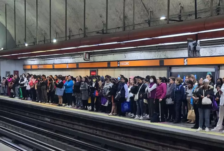 Este viernes se registran retrasos y aglomeraciones en el Metro CDMX
