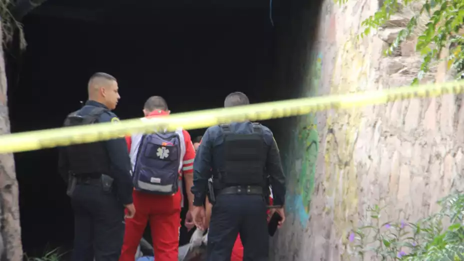 Hombre muerto en el canal