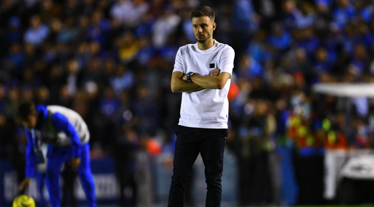 Martín Anselmi, técnico de Cruz Azul ante Pachuca