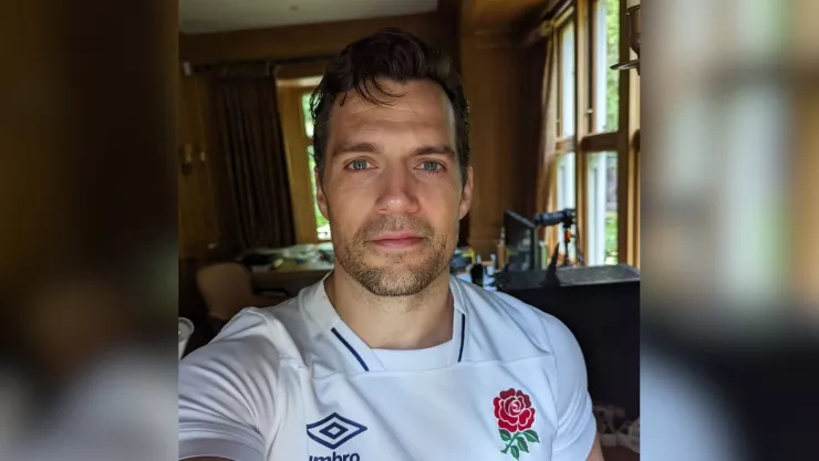 En la foto, Henry Cavill tomándose una selfie