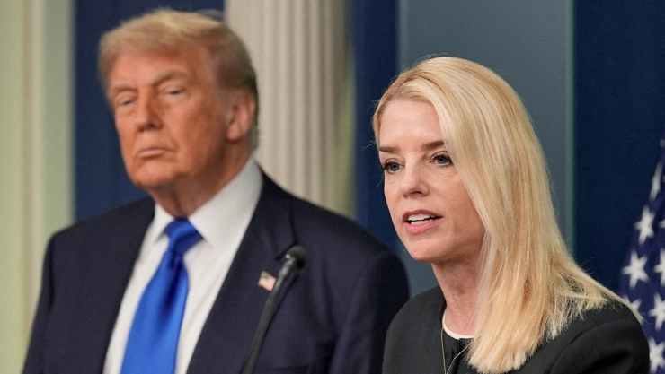 El nombre de Trump figura en los documentos de Epstein, según medios de EU. Bondi informó al presidente en mayo