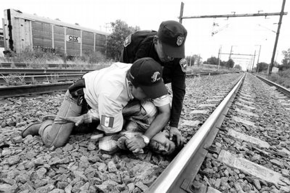 Policía agrede a migrante.