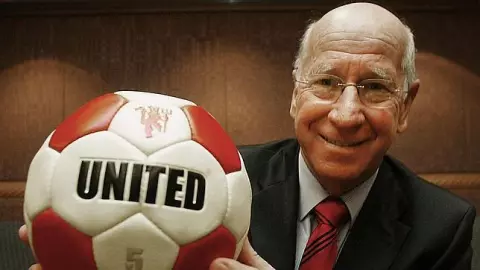 Bobby Charlton nombrado sir por la reina Isabel II