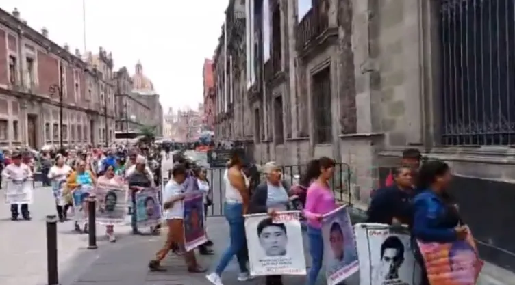Padres de los 43 normalistas salen desilusionados tras reunión con Sheinbaum