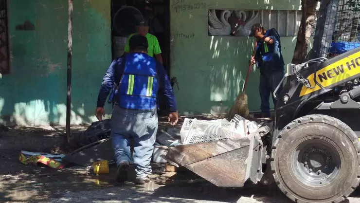 Limpian casas con basura ACUMULADA en el norte de Mérida