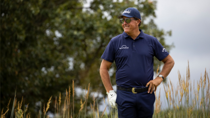 Gana Phil Mickelson en su debut en la gira de veteranos del PGA TOUR