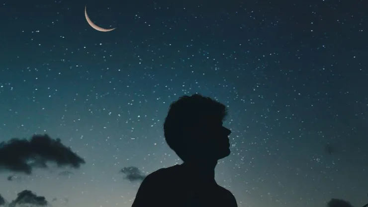 Hombre viendo a la luna