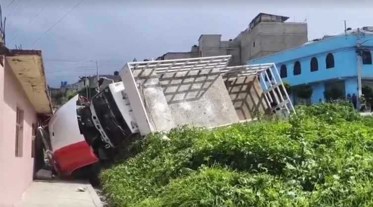 camion-gas-lp-vuelca-en-santa-maria-tulpetlac-ecatepec-derriba-postes-y-choca-una-vivienda