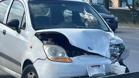 Destroza su auto al CHOCAR contra otro en el Periférico de Mérida en pleno martes 13