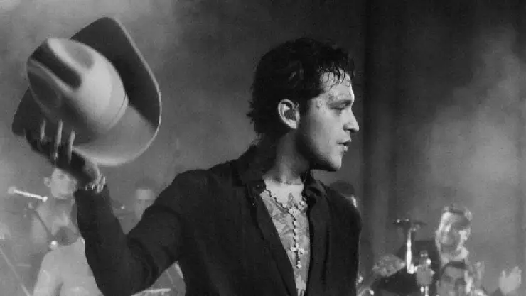 Christian Nodal en el escenario tras hospitalización.jpg
