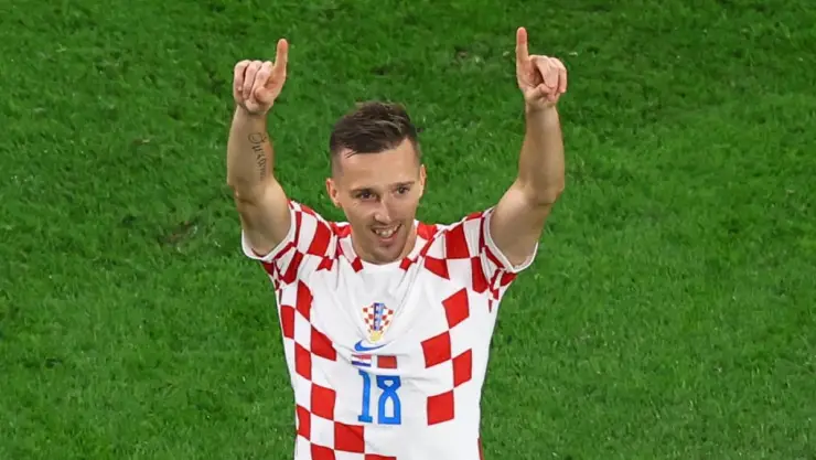 Mislav Orsic celebra su gol