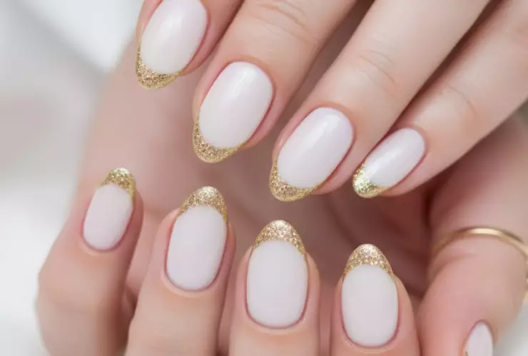 Uñas con dorado Año Nuevo