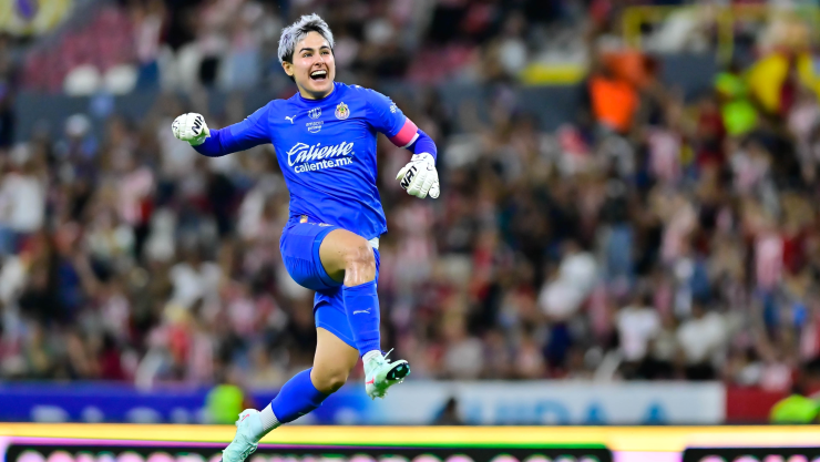 Blanca F&eacute;lix festejando con Chivas