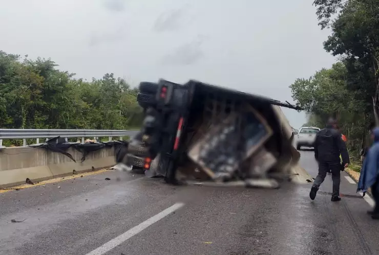 Volcadura de tráiler en carretera Mérida- Cancún ocasiona tráfico