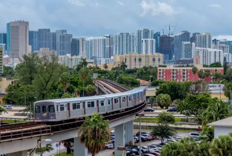 Un tren de Miami-Dade durante su recorrido diario.