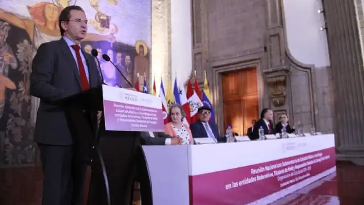 SEP anuncia 20 mil mdp para escuelas de comunidades más pobres