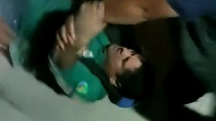 VIDEO: Policías golpean al papá de una menor violada en Puerto Vallarta