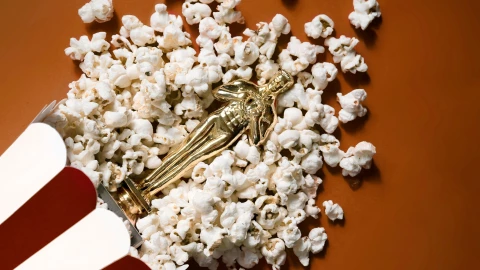 Estatuilla de los premios Oscar entre palomitas de maíz