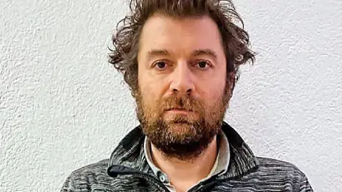 retienen polaco en aeropuerto de mexico