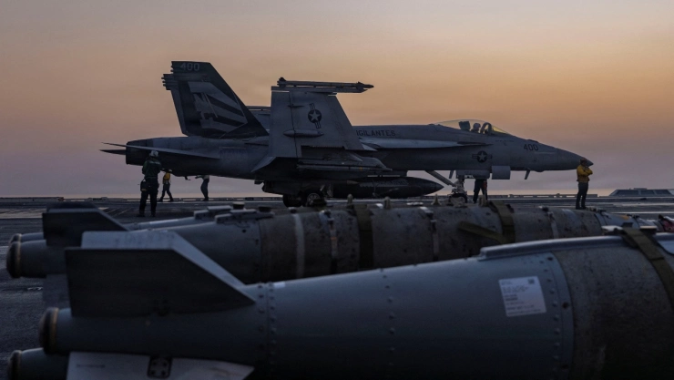 Un F/A-18E Super Hornet se prepara para despegar desde la cubierta de vuelo del portaaviones USS Abraham Lincoln de la clase Nimitz de la Armada de EE. UU. en apoyo del ataque de la Operación Furia Épica contra Irán desde una ubicación no revelada el 2 de marzo de 2026.