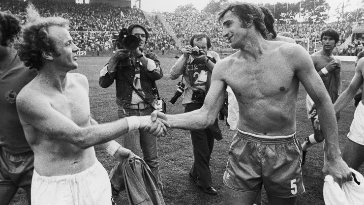 Intercambio de camisetas entre Billy Bremner, de Escocia (izquierda), y Josip Katalinski, de Yugoslavia.