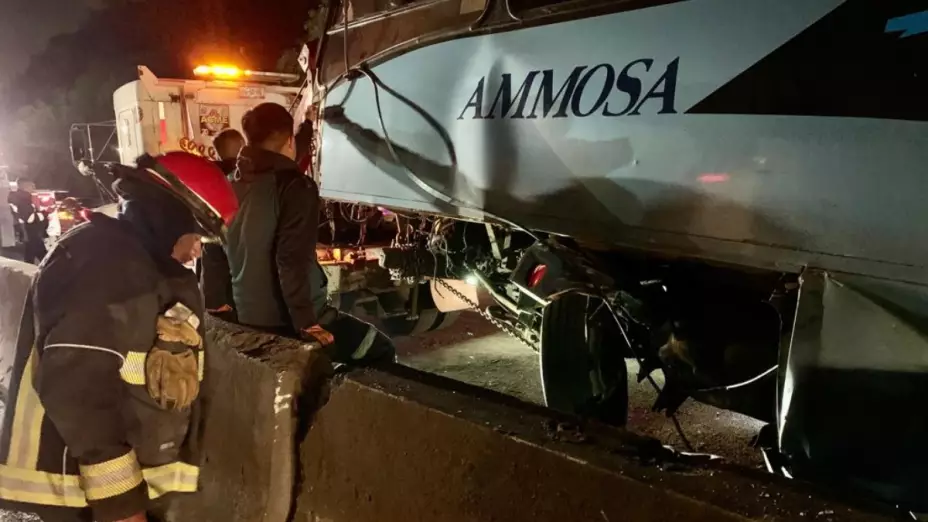 Choque de autobús deja varios pasajeros lesionados en la México-Querétaro
