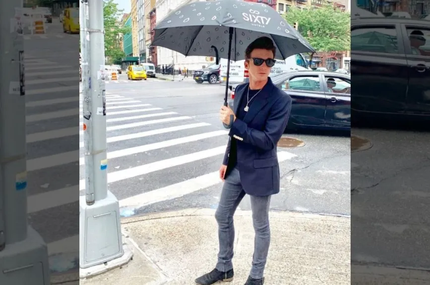 Drake Bell paraguas.jpg