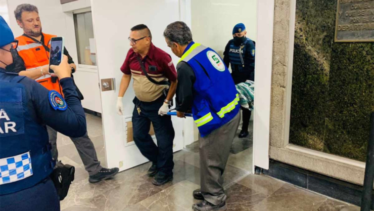 Mujer da a luz a un bebé en estación Pantitlán del Metro CDMX