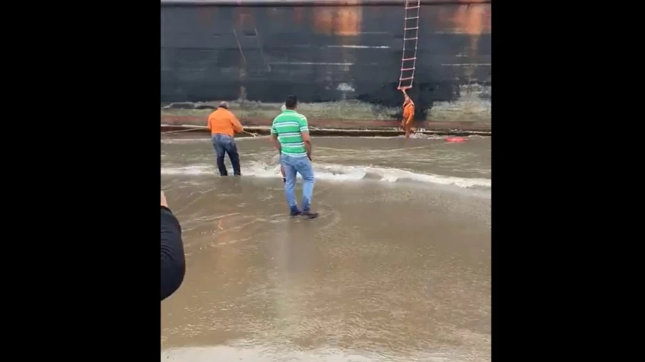 Barco encallado en coatzacoalcos