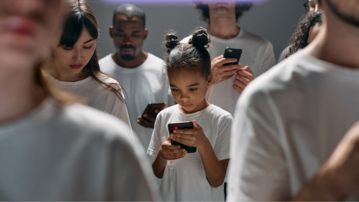 Francia aprueba ley que restringe el uso de redes sociales en menores de edad.
