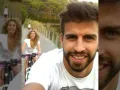 Shakira y Pique en bici.jpg