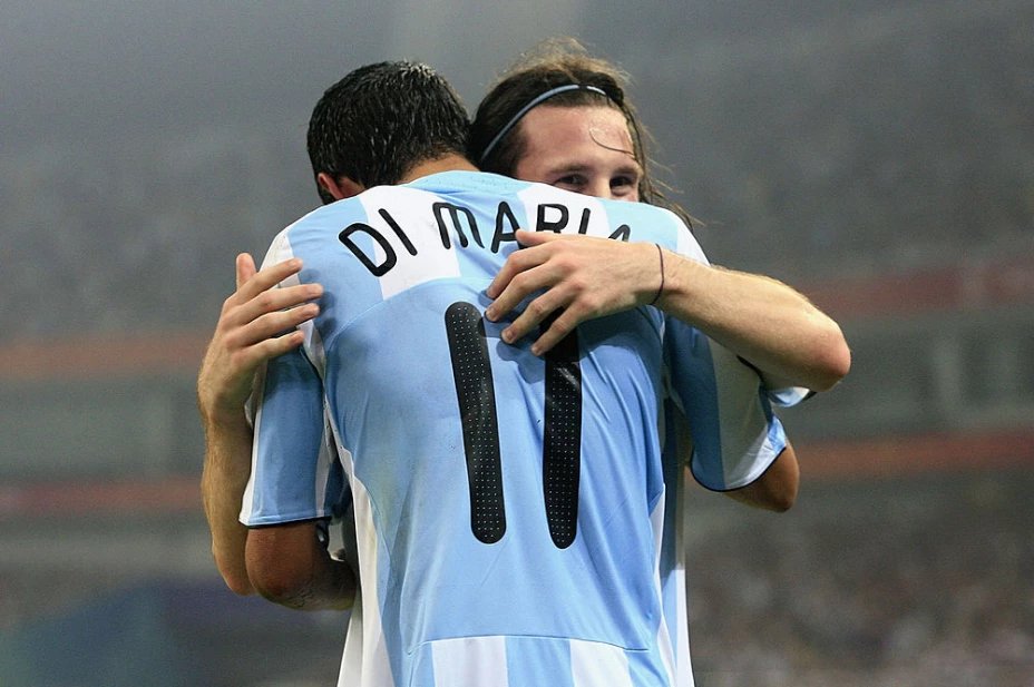 Messi y Di María siendo dioses en Beijing 2008