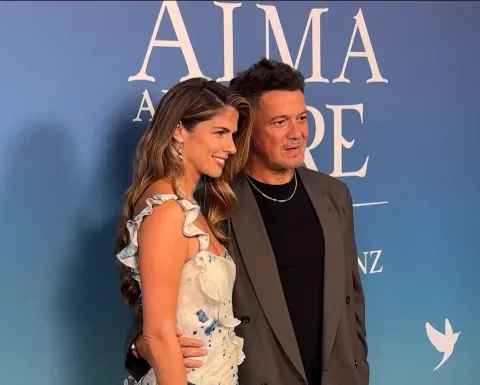 Alejandro Sanz y Stephanie Cayo hacen su debut como pareja