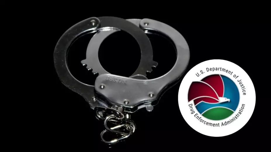 Foto de esposas para detenidos y logo de la DEA.