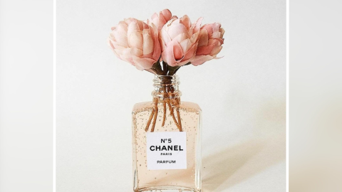 Florero con frasco de perfume