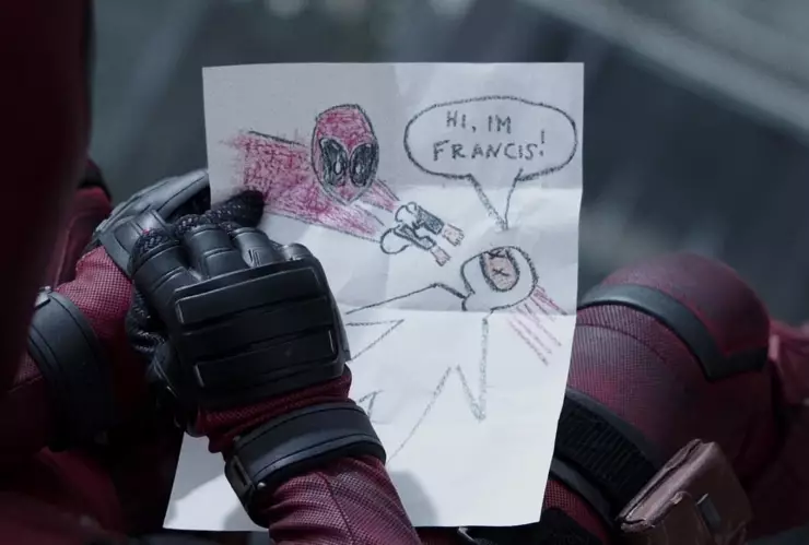 En la imagen, una captura de la primera película de ‘Deadpool’ donde Wade dibuja un pequeño Deadpool.