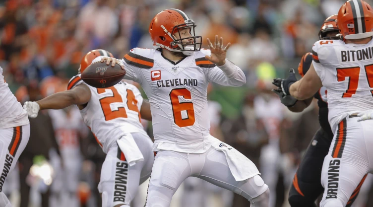 Baker Mayfield lanzando un balón en un partido con los Cleveland Browns