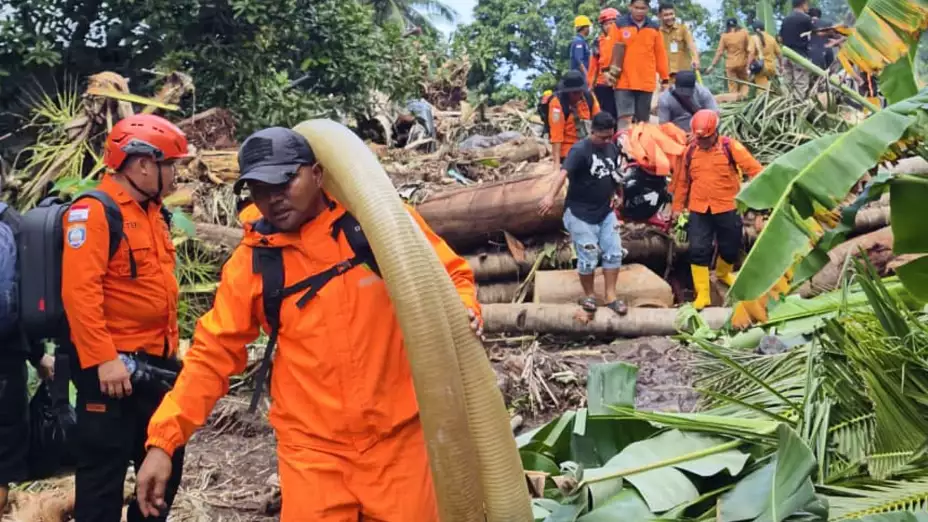 Rescatistas buscan víctimas tras inundaciones en Indonesia.