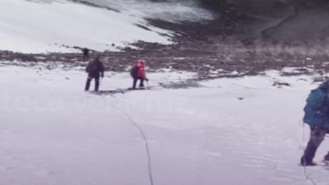 Cae alpinista 500 metros en el Pico de Orizaba y desata operativo de emergencia. En la imagen se observa a gente durante su aventura en el Citlaltepetl en Atzitzintla