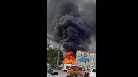 Capturan a 17 responsables de quema de vehículos en Baja California.