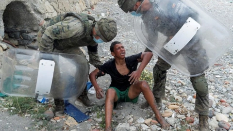 Ni&ntilde;o migrante usa botellas como flotador en mar de Espa&ntilde;a.jpg