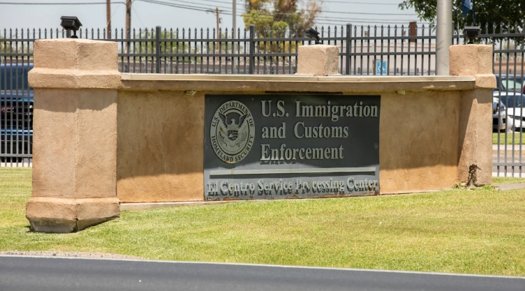 Centro de detención para inmigrantes del ICE