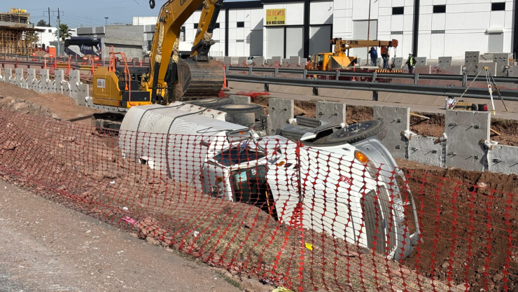 Vuelca pipa en avenida Las Industrias